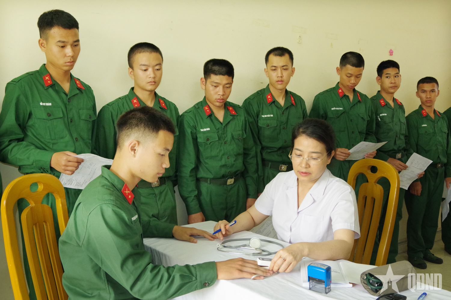 Bộ CHQS tỉnh Quảng Ninh kiểm tra sức khỏe chiến sĩ mới sau 1 tháng huấn luyện

